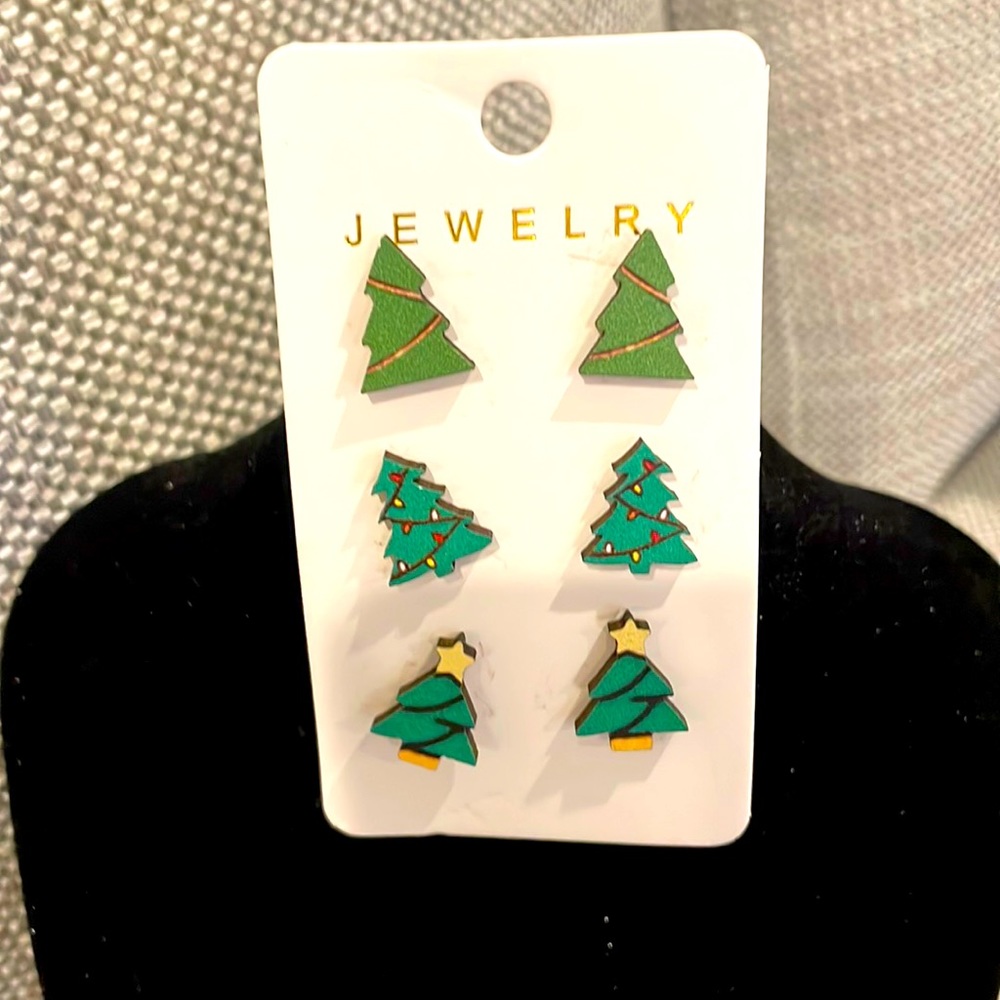 Wooden Christmas tree earrings!!